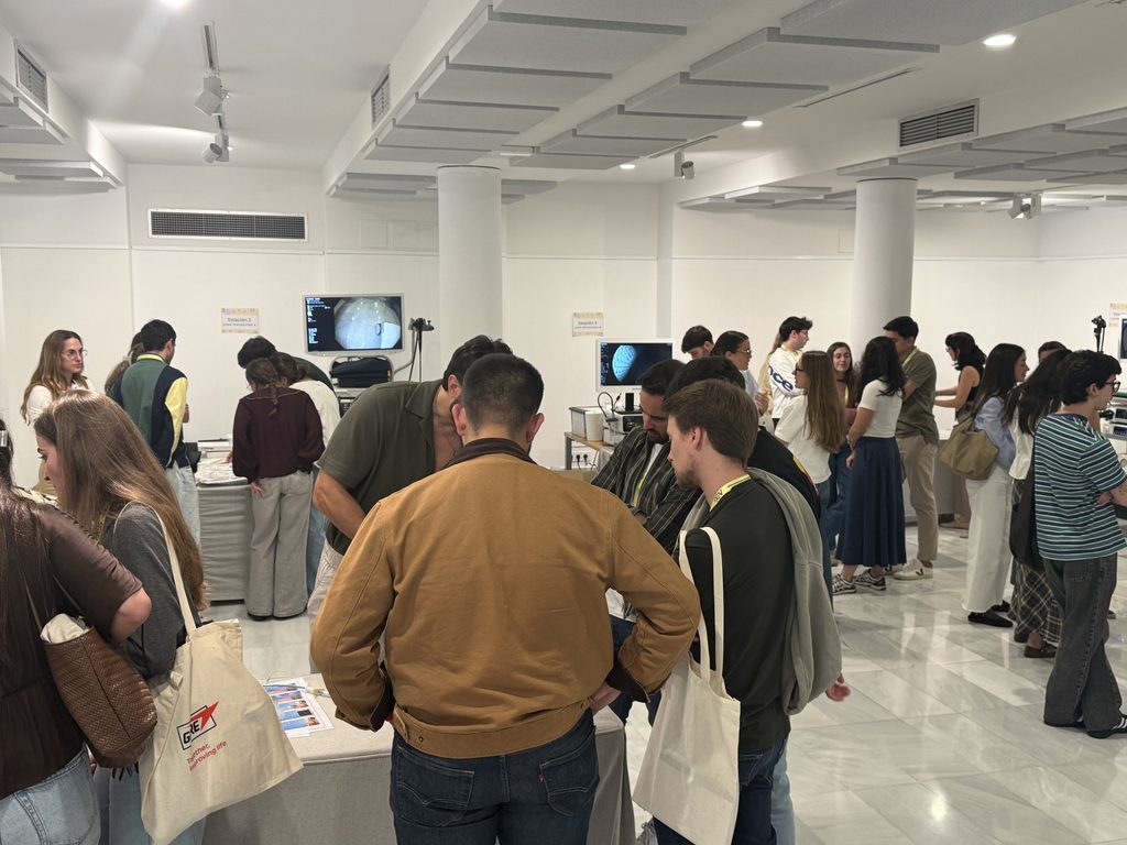Grupos de alumnos practicando endoscopia.